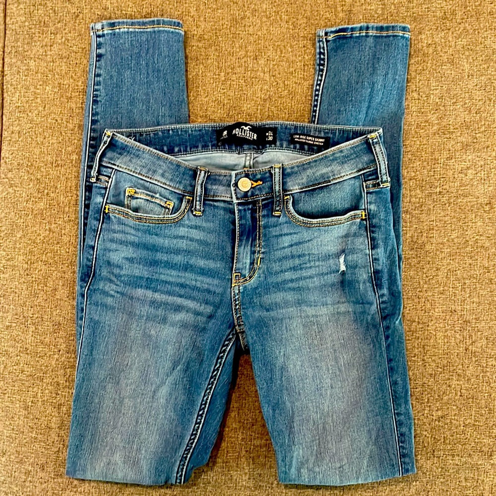 Hollister low rise super skinny jeans. 24x30, 0R